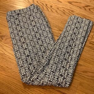 Chico’s Black & White Geometric Print Ankle Pants- Size 1R (8R)
